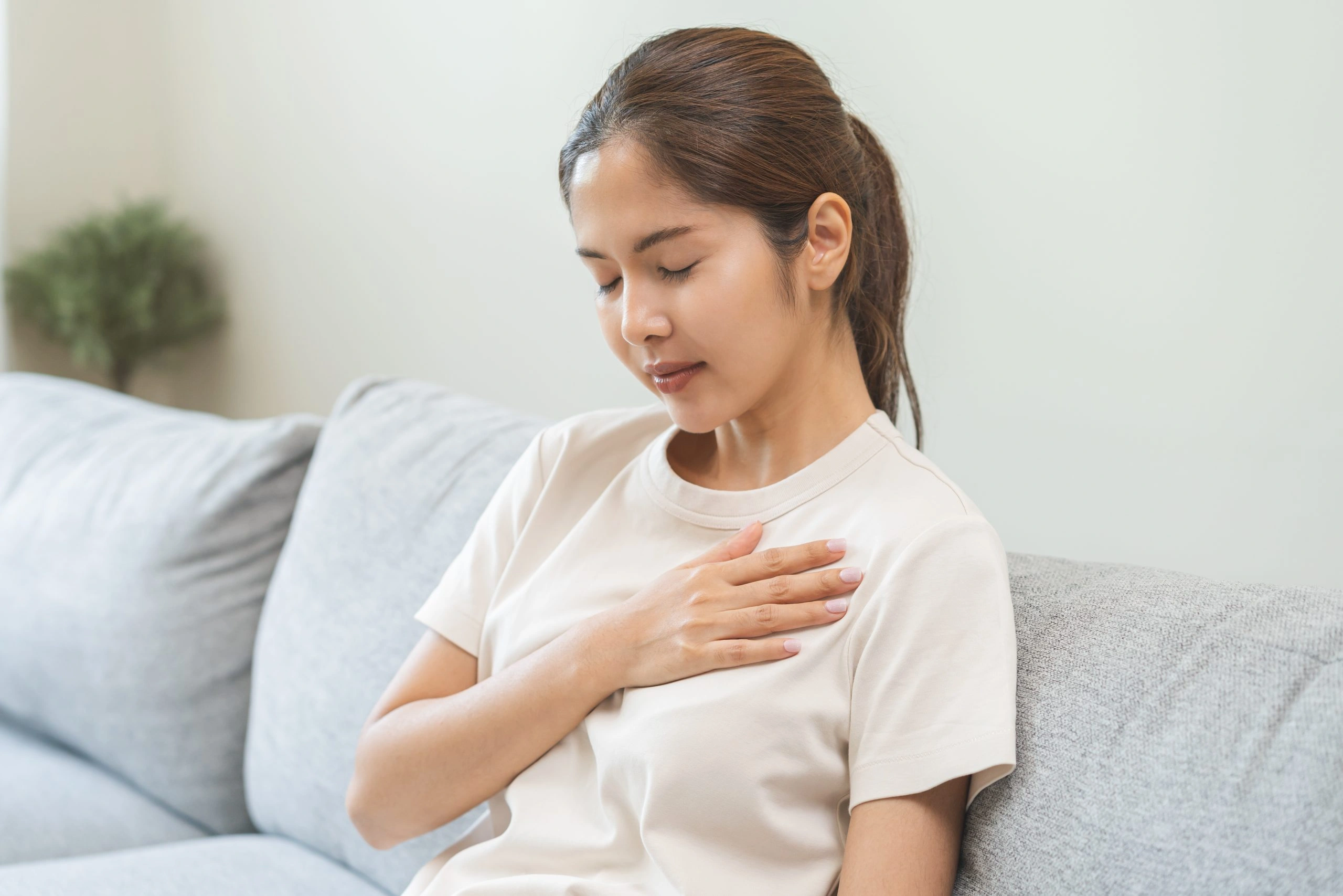 Sophrologie-gestion-emotions-le-cocon-du-style-scaled Illustration d'une séance de sophrologie favorisant la relaxation, la gestion du stress et l'harmonie émotionnelle.